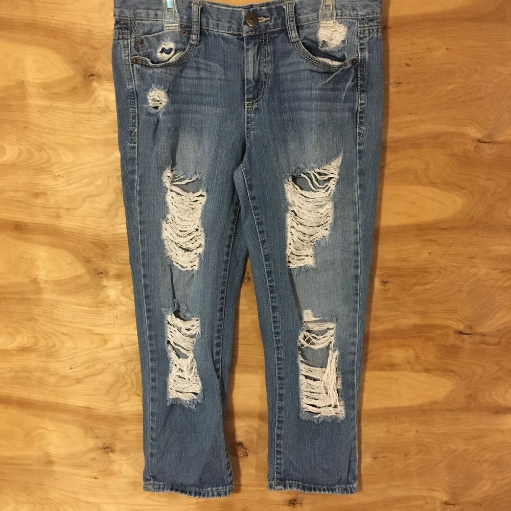 Mudd Juniors sz 5 Distressed holes cropped jeans